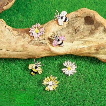 Дамски асиметрични обеци с участието на пчелите и маргаритки, от които капе масло, Эмалевая хризантема, европейски и американски висококачествени асиметрични обеци