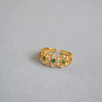 Дантела с нишка в дворцов стил, бабушкино пръстен с изумруд и перли, инкрустированное пръстен на показалеца си