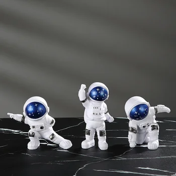 Нови Статуетки На Астронавтите Миниатюри Подарък За Деца Космонавт На Луната Настолни Декоративна Украса Развитие На Играчка Начало Декор На Ниска Цена